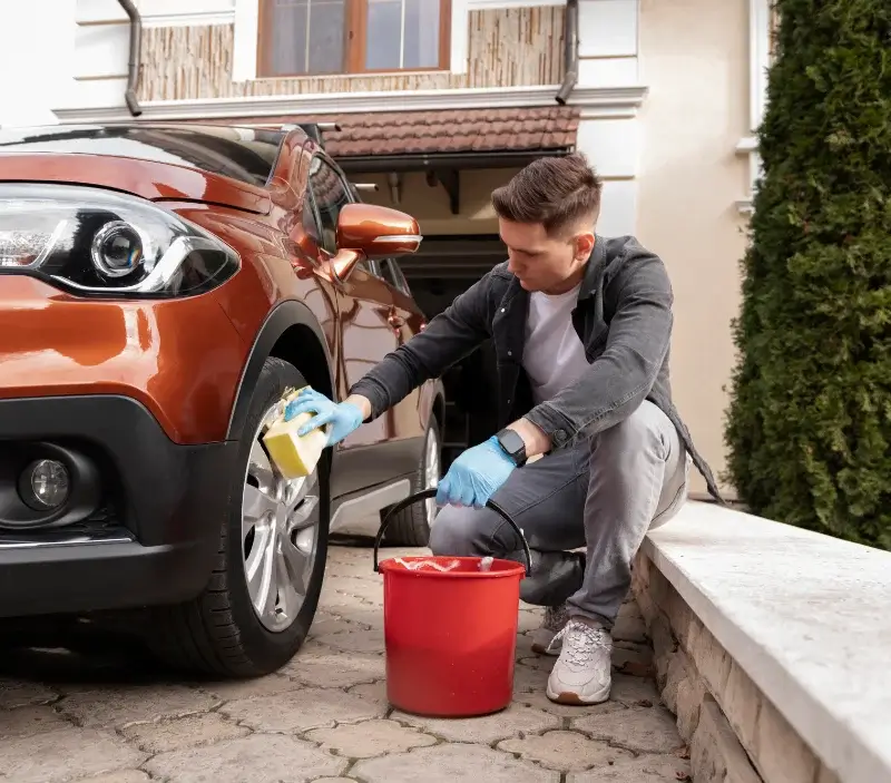 Lavage auto à domicile Le Pallet : professionnel intervenant sur un véhicule